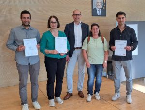 Bildzeile v.l.n.r.: KGH (Malte Seemann), Lindenschule ( Astrid Jewanski), Markus Althof (Kreisobmann Sportabzeichen), Carmen Dworrak (Sportabzeichen-Obfrau), Gesamtschule (Sinan Aygün)