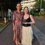 Lilys Trainerin WGM Carmen Voicu-Jagodzinsky mit Lily vor dem Stern Hotel in Willingen. Lily ist Spielerin des Jahres 2025!