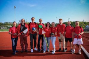 Bildzeile v.l.n.r.: Udo Kerwien, Kai Thöne, Michael Tönsing, Reinhard Stricker, Carmen Dworrak, Karin Kerwien-Lütjerath, Till Thöne, Herrmann Neufeld, Ferdinand Poppe - Die Prüfenden des Deutschen Sportabzeichens - (c) 2026 - Composing KI-generiert